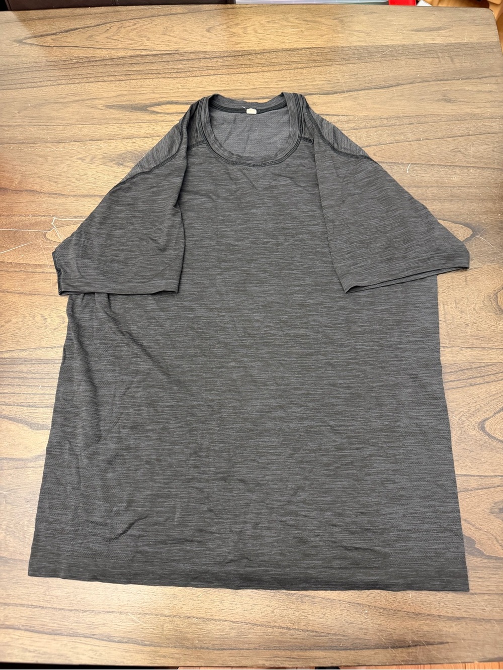 Men's Lululemon metal vent teeshirt